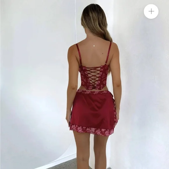 Elegant Red Lace Set - Picture 4 of 5